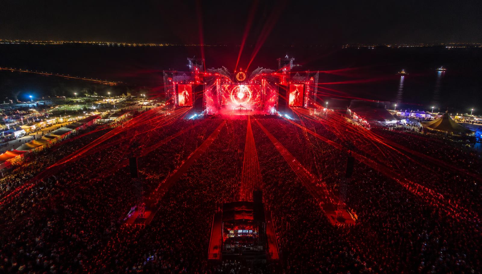 Escenario de festival con láseres rojos