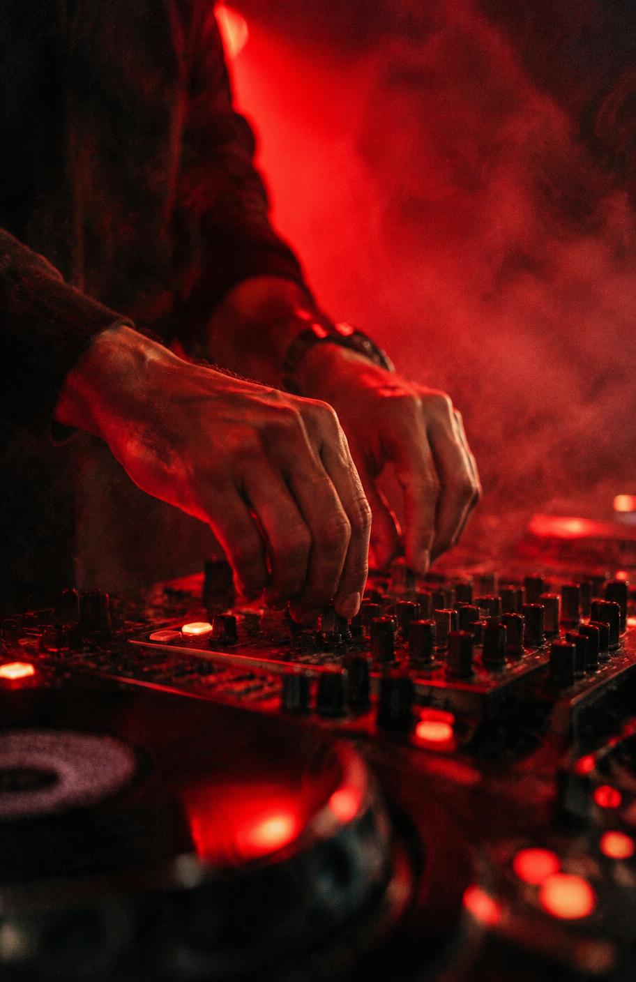 Manos de DJ sobre un mezclador